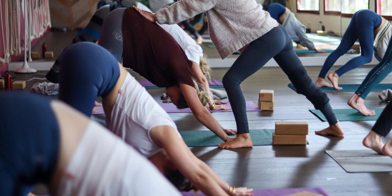 Les bons accessoires pour la pratique du yoga : brique, tapis, coussin et sangle. - Yoga Searcher