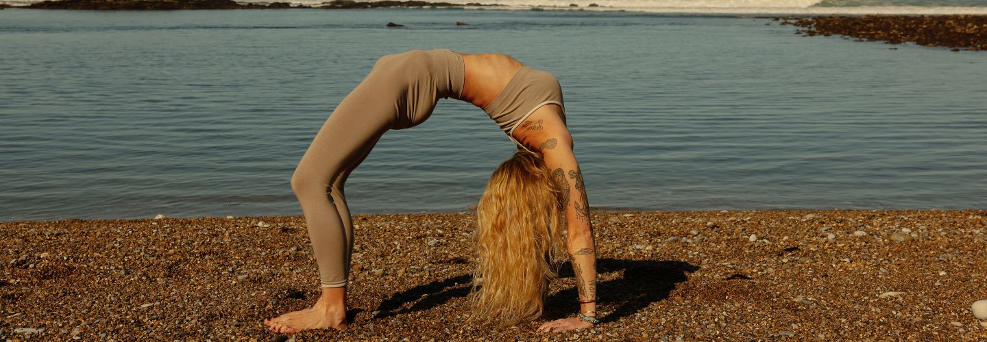 Découvrez les meilleurs parcs et plages du Sud-Ouest de la France pour pratiquer le yoga en plein air. - Yoga Searcher