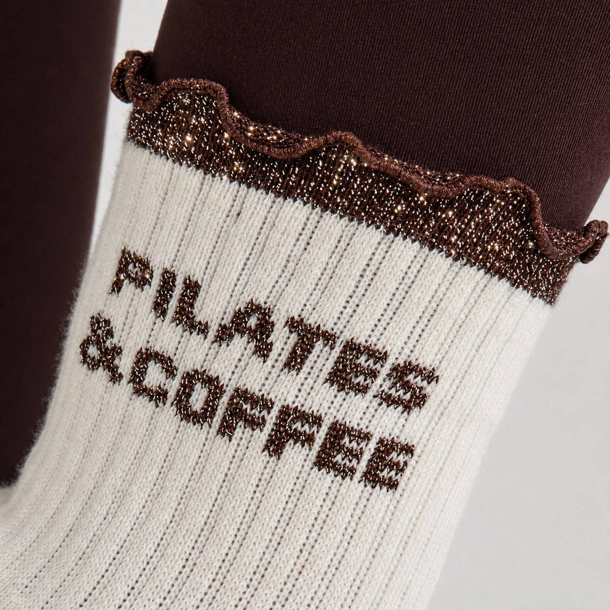 Chaussettes Grips "Pilates and Coffee" Frizzy - Marron - Yoga Searcher