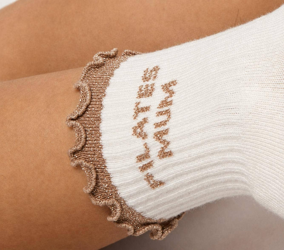Chaussettes Grips "Pilates Mum" Frizzy – Beige - Yoga Searcher