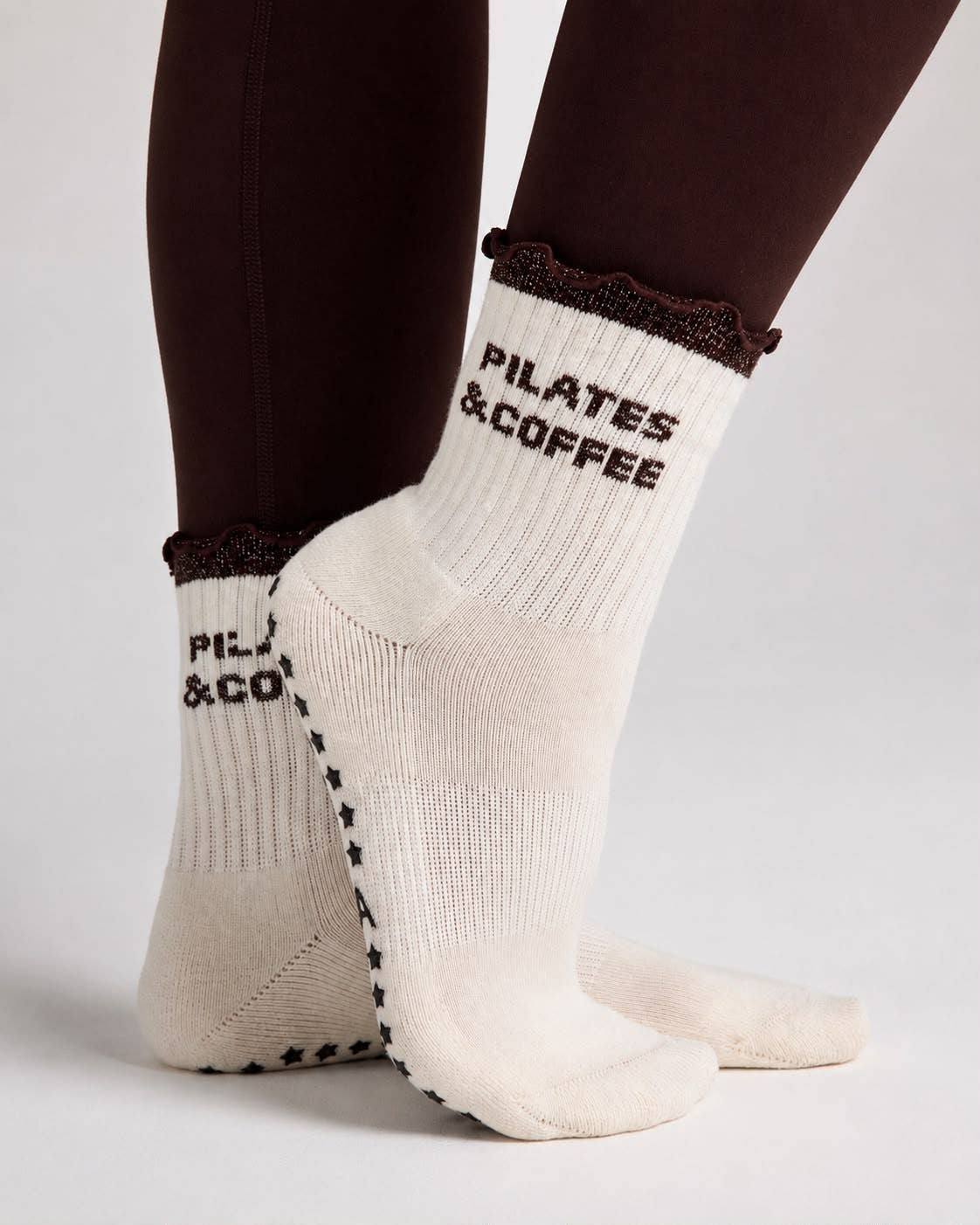 Chaussettes Grips "Pilates and Coffee" Frizzy - Marron - Yoga Searcher