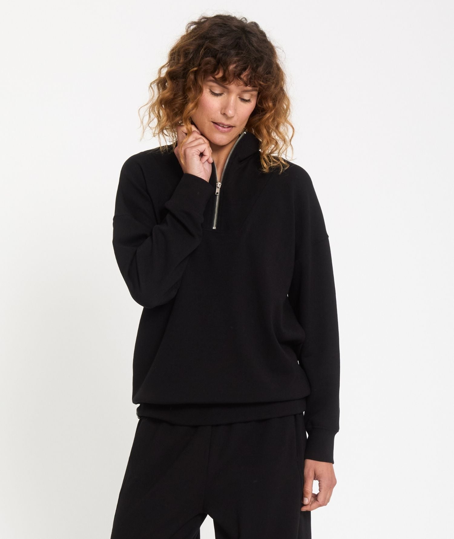 KALHARA – Sweat zippé à col montant
