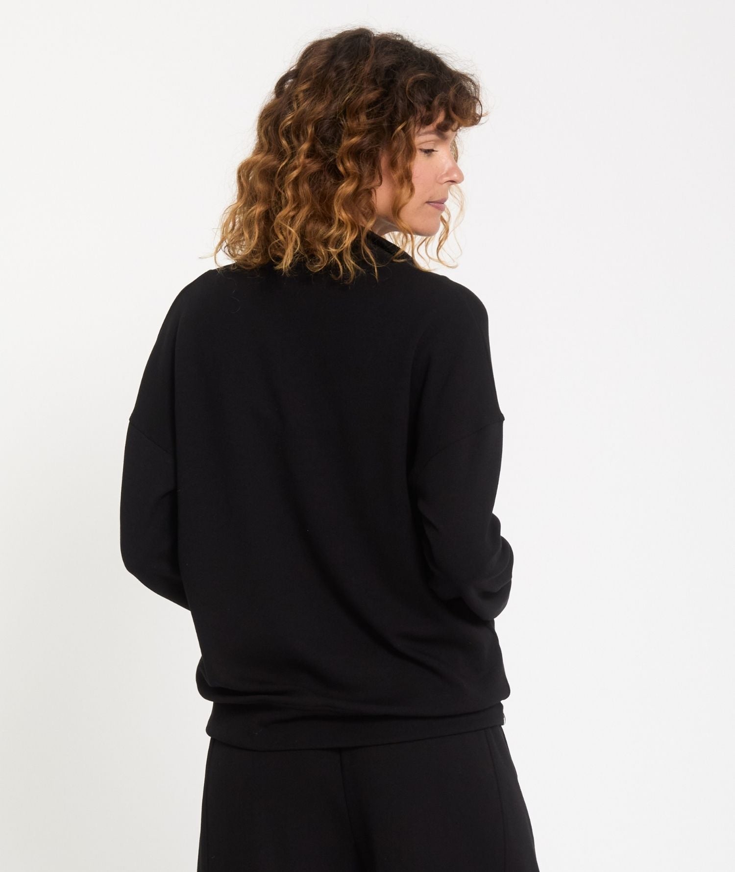 KALHARA – Sweat zippé à col montant