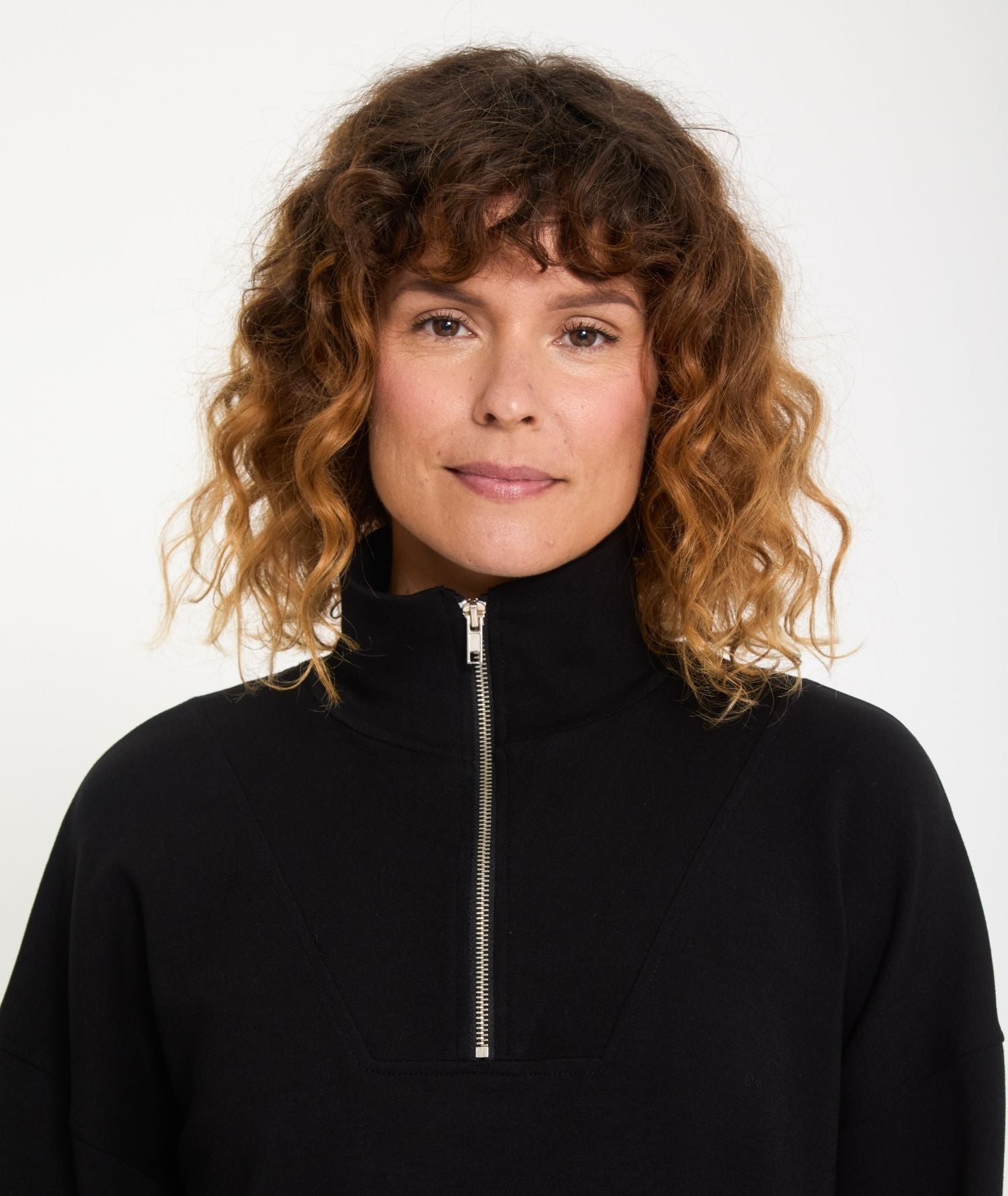 KALHARA – Sweat zippé à col montant