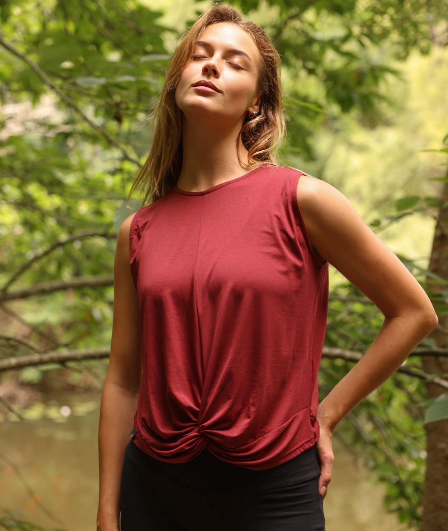 TWIST - Débardeur en Lyocell - Rubis - Yoga Searcher