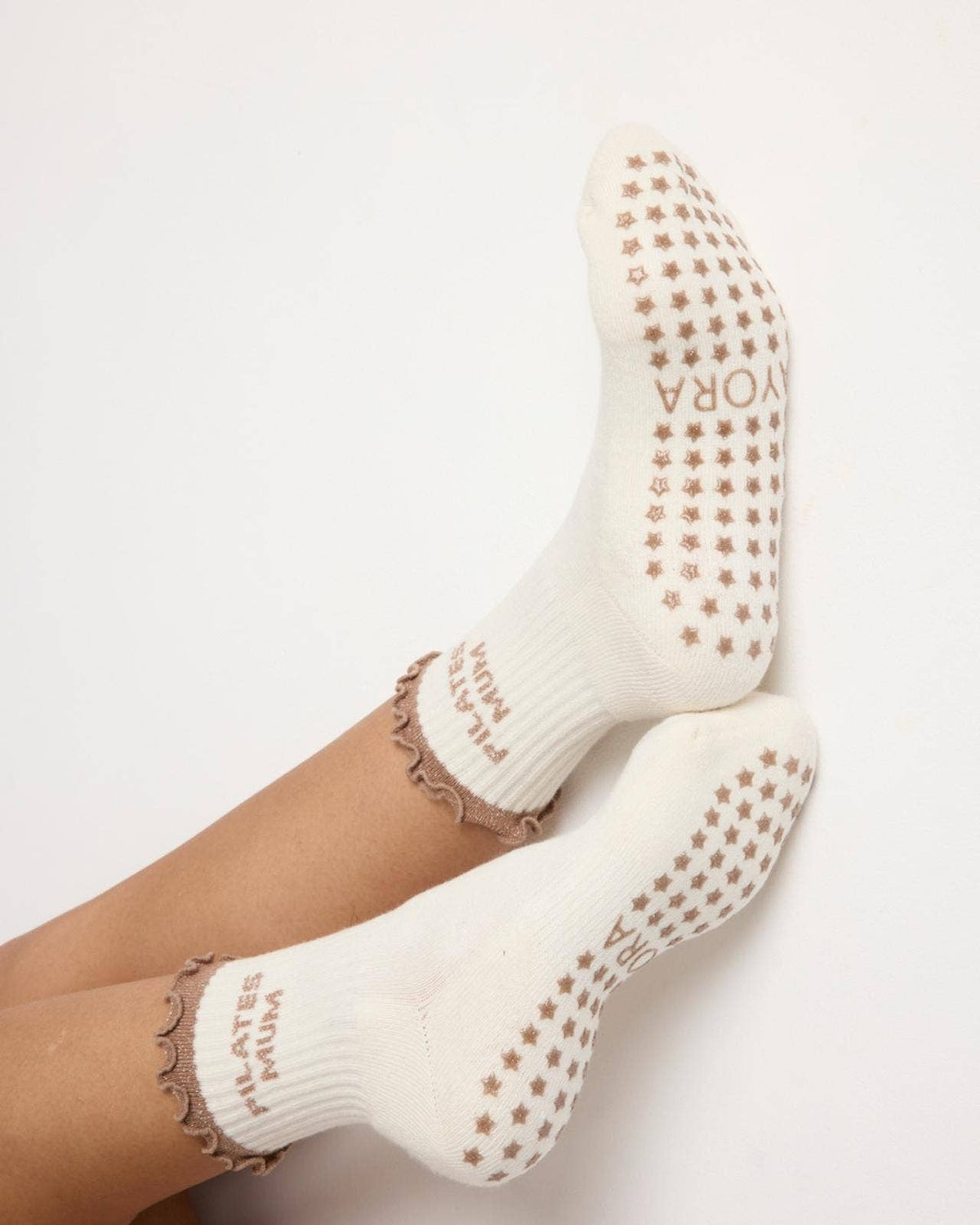 Chaussettes Grips "Pilates Mum" Frizzy – Beige - Yoga Searcher