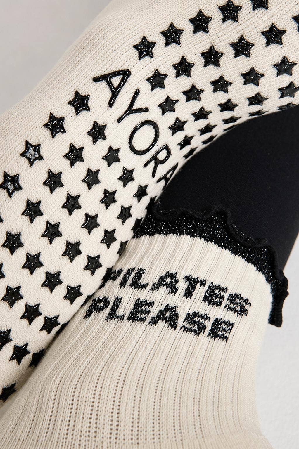Chaussettes Grips "Pilates Please" Frizzy – Noir - Yoga Searcher