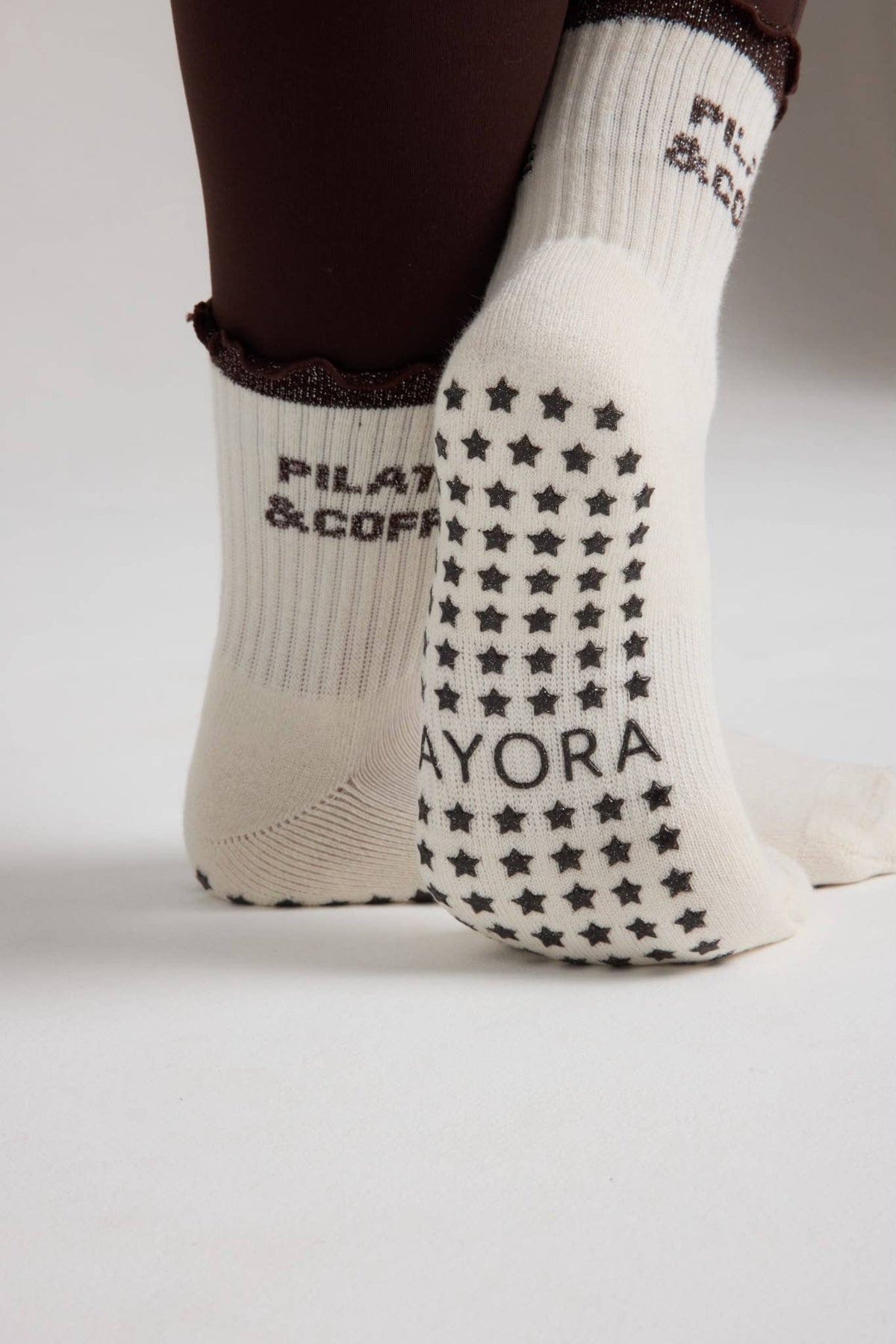 Chaussettes Grips "Pilates and Coffee" Frizzy - Marron - Yoga Searcher