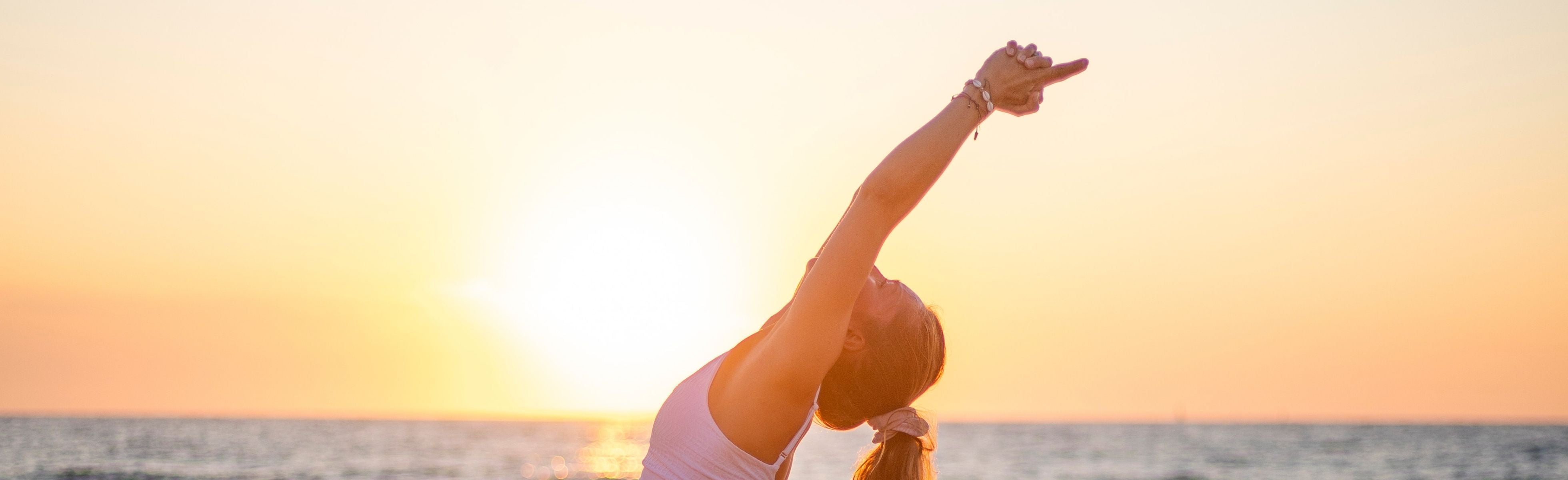 La salutation au soleil, tout apprendre sur ce rituel de yoga. - Yoga Searcher