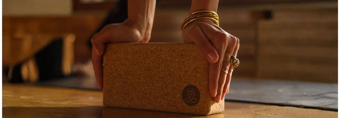 Découvrez pourquoi une brique de yoga est essentielle pour votre pratique : soutien, alignement, relaxation et progression en toute sécurité. - Yoga Searcher