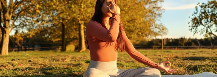 Apprenez les bienfaits du Pranayama, une technique de respiration yoga pour améliorer la santé physique et mentale. - Yoga Searcher