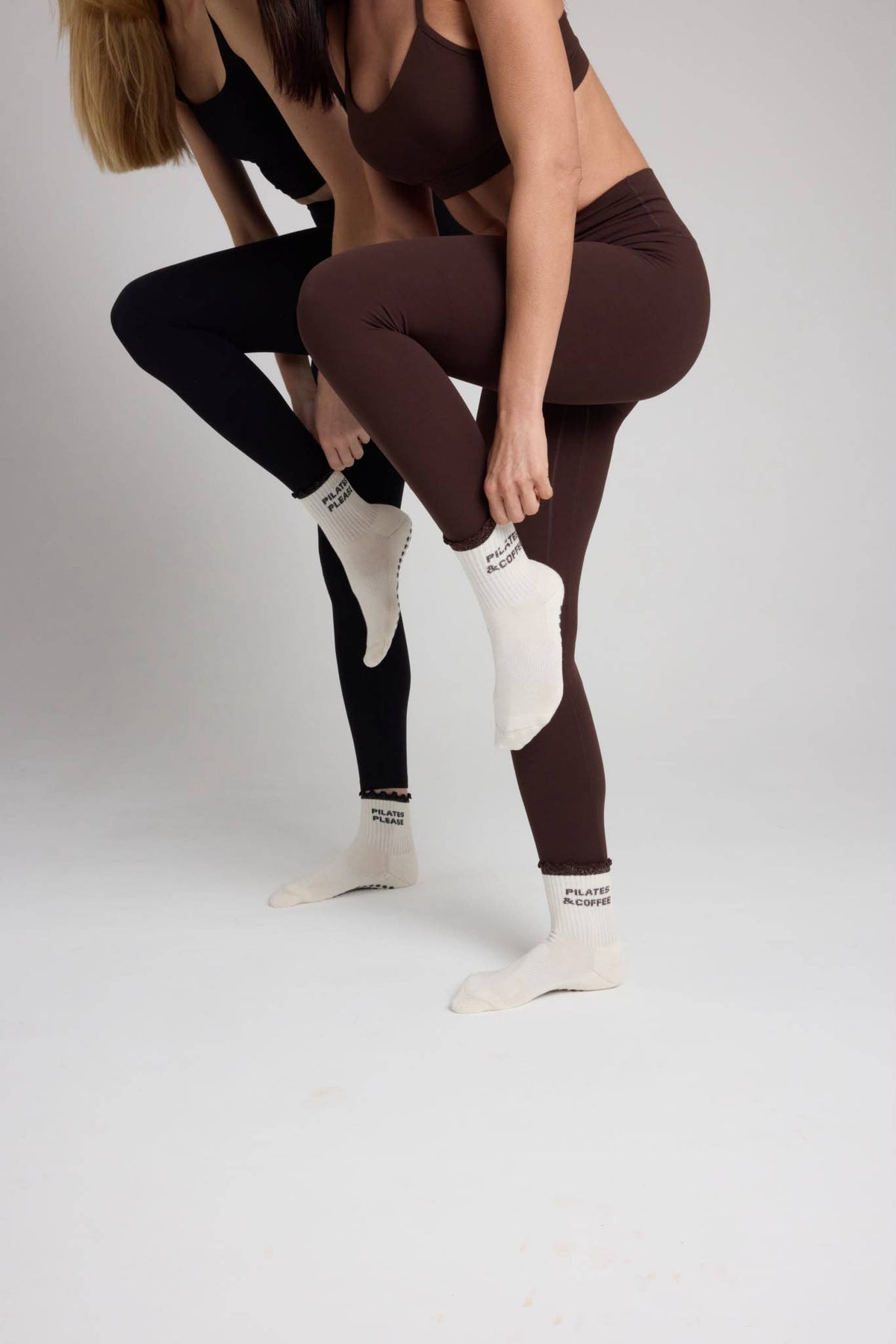 Chaussettes Grips "Pilates and Coffee" Frizzy - Marron - Yoga Searcher