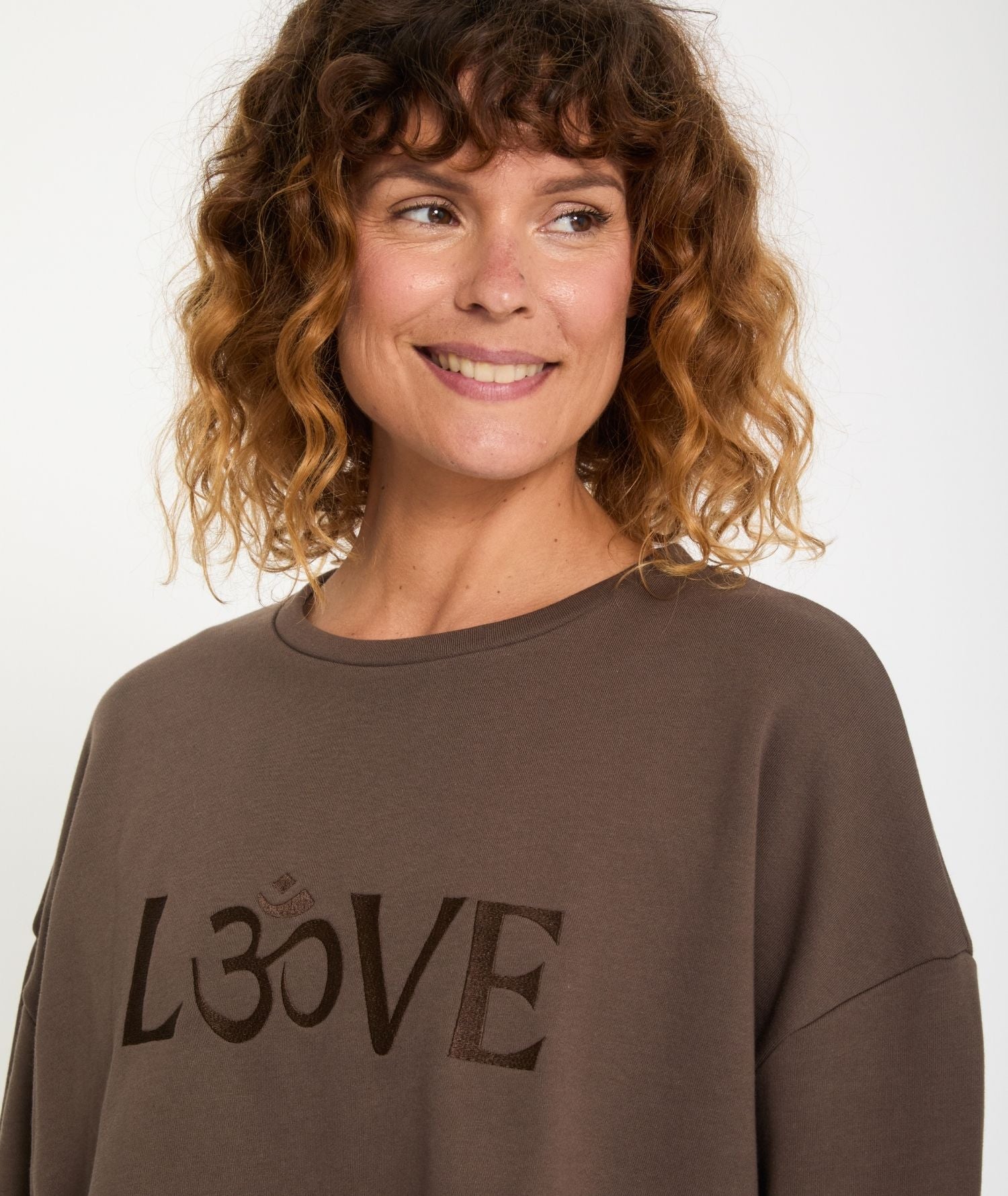 ASHA – Sweat ample brodé LOVE en coton