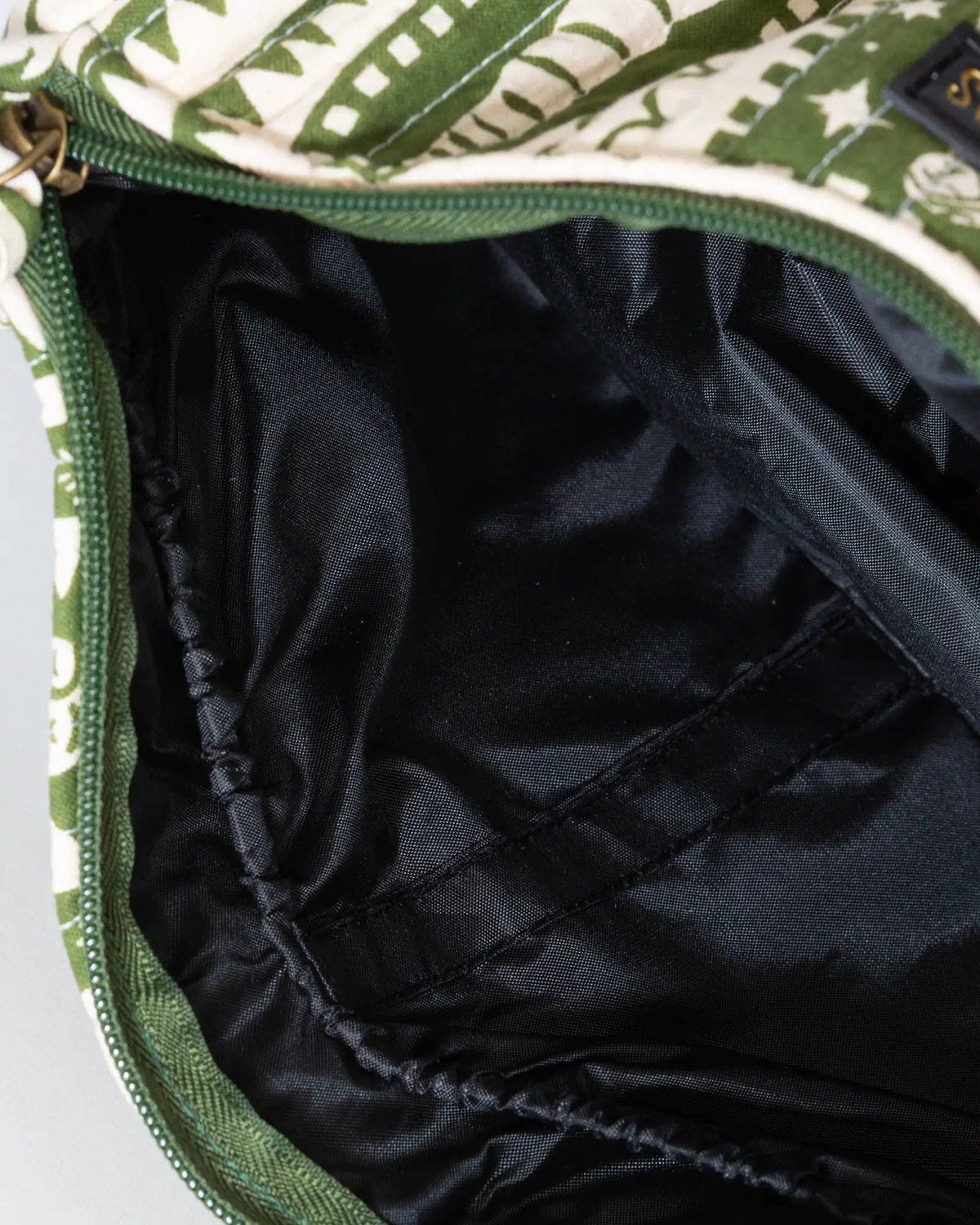 La trousse de toilette matelassée en coton Art vert